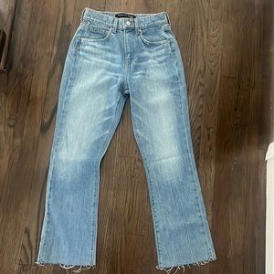 VERONICA BEARD CARLY KICK FLARE JEANS DENIM
Size 24/00 NWT
